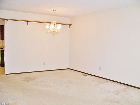 3rd image of 122 Hazelwood Dr