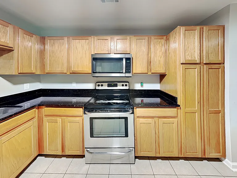 1020 Camelot Dr — Photo 6