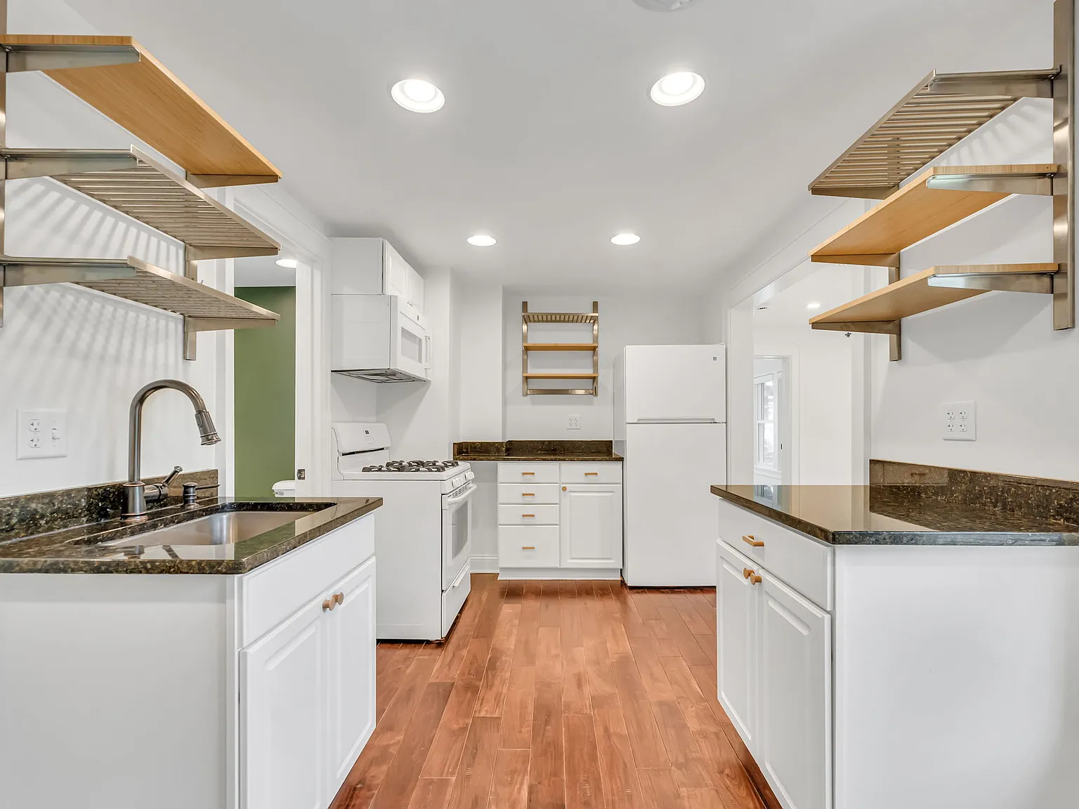2 bed, 738 sqft, $1,800 — Photo 3