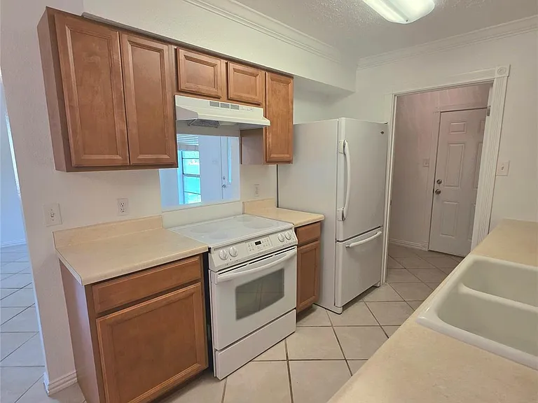 15208 Spring Hill Ln #B — Photo 3
