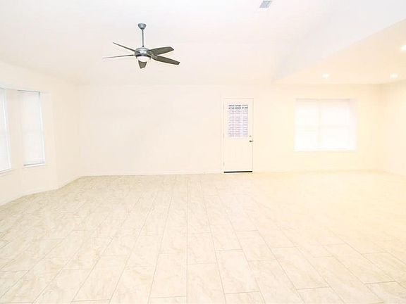 4th image of 405 Angelina Dr