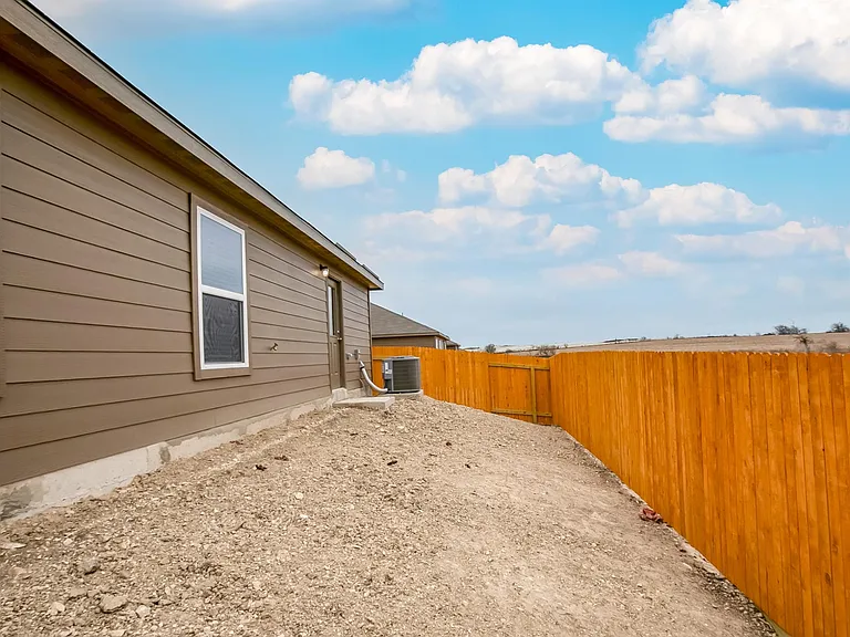 617 Riverdale Dr — Photo 5