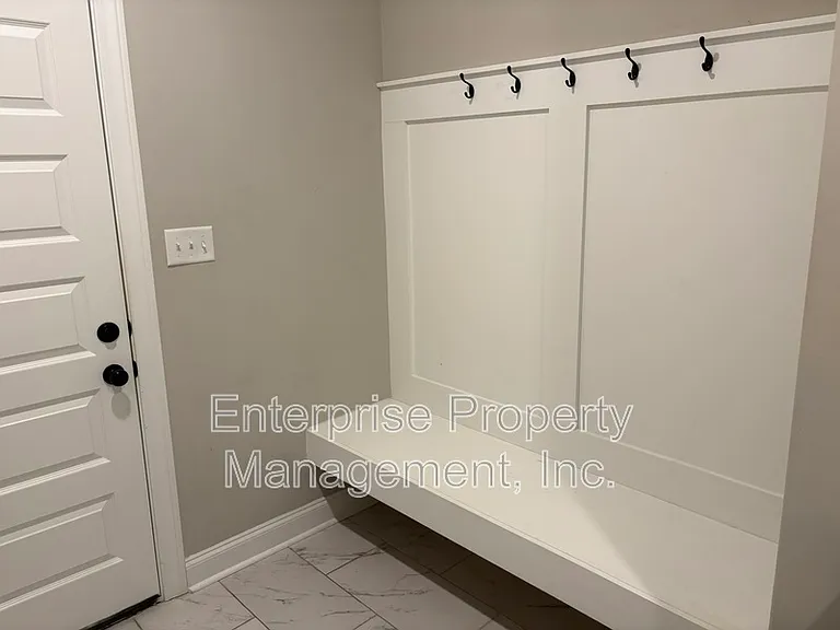 564 Holden Dr — Photo 21