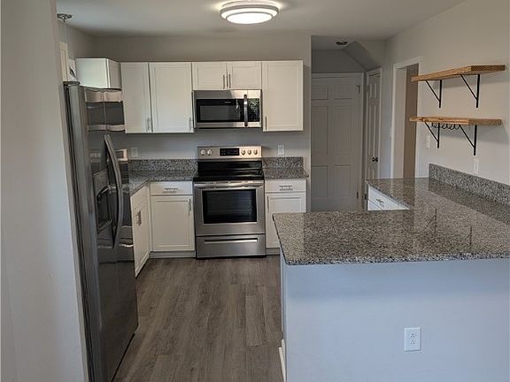 3rd image of 409 Flint Dr