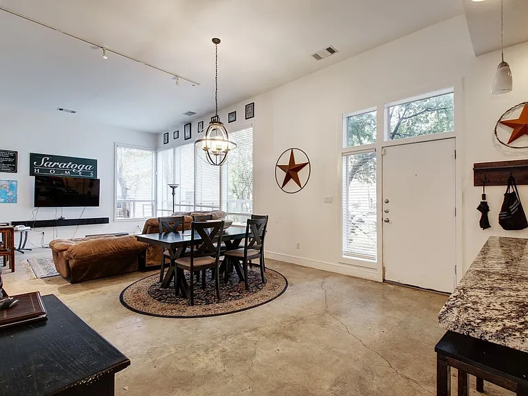 616 W 35th St — Photo 13