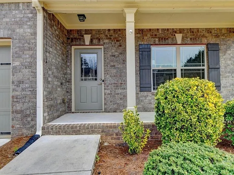 1376 Castleberry Dr — Photo 2