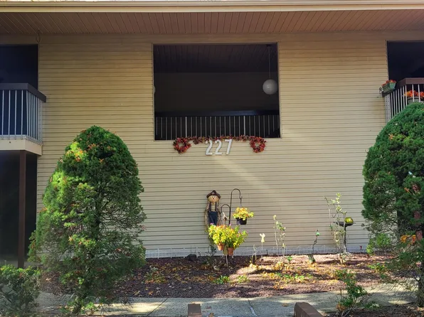227 Medford Court #B, Manalapan, NJ 07726