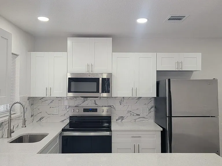 618 SW 14th Ter #2 — Photo 2