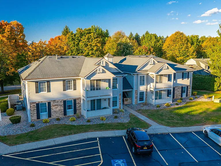 Wood Creek Apartments — Photo 16