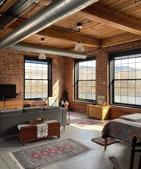 Similar loft used for live/work back room