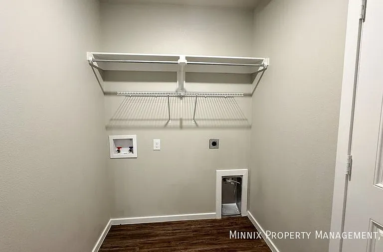 2033 Kenwood Ave — Photo 20