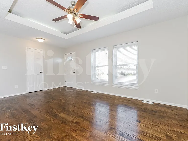 704 York Dr — Photo 5