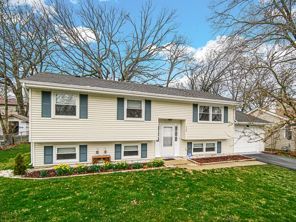 369 Hickory Rd, Lake Zurich, IL 60047