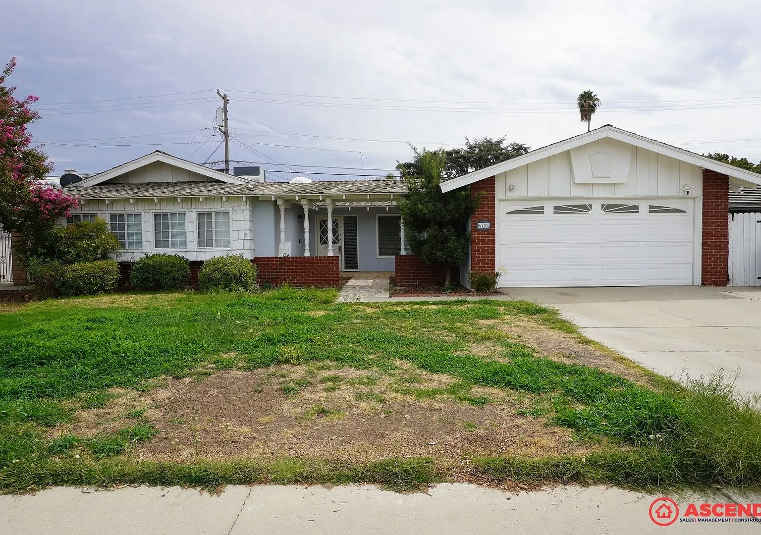 Spacious 4BD/2BA Home in 93309 Solar Powered, Utilities Included! — Photo 2