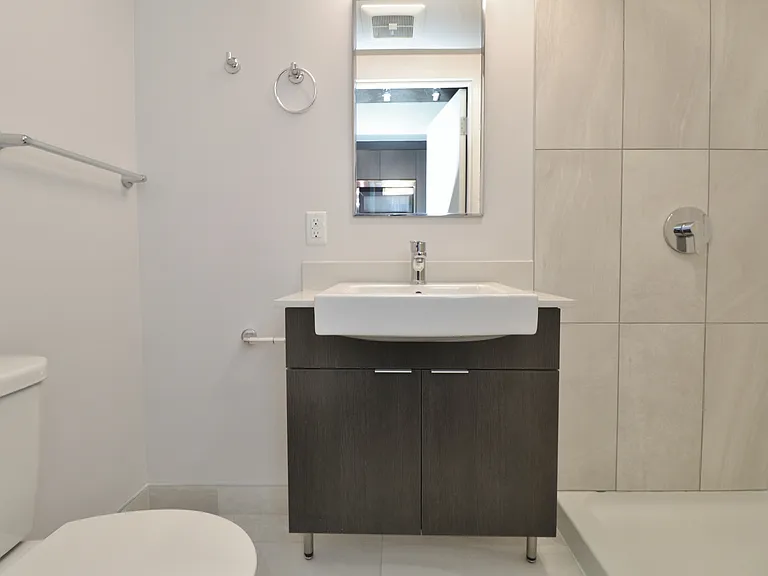 105 Champagne Ave S — Photo 48