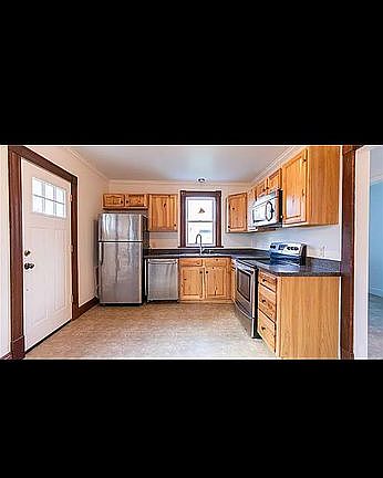 4th image of 3885 Evergreen Rd