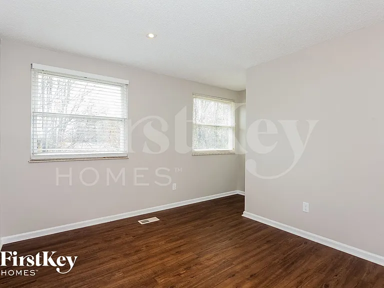 9512 Robert Burns Ct — Photo 7