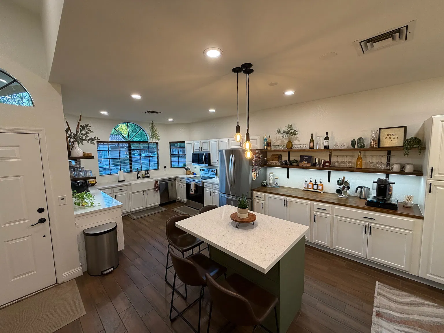 3 bed, 1400 sqft, $2,600 — Photo 1