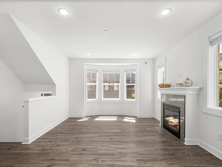 1382 Chelsea Walk NE — Photo 8