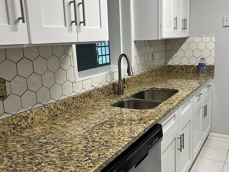 Fully remodeled kitchen, new stainless steel appliances, granite, and cabinets