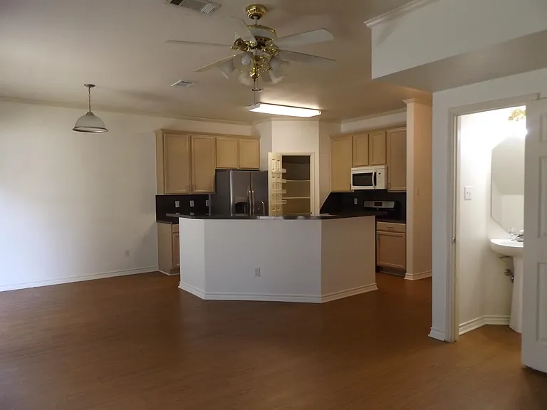 2911 Whisper Oaks Ln #B — Photo 3