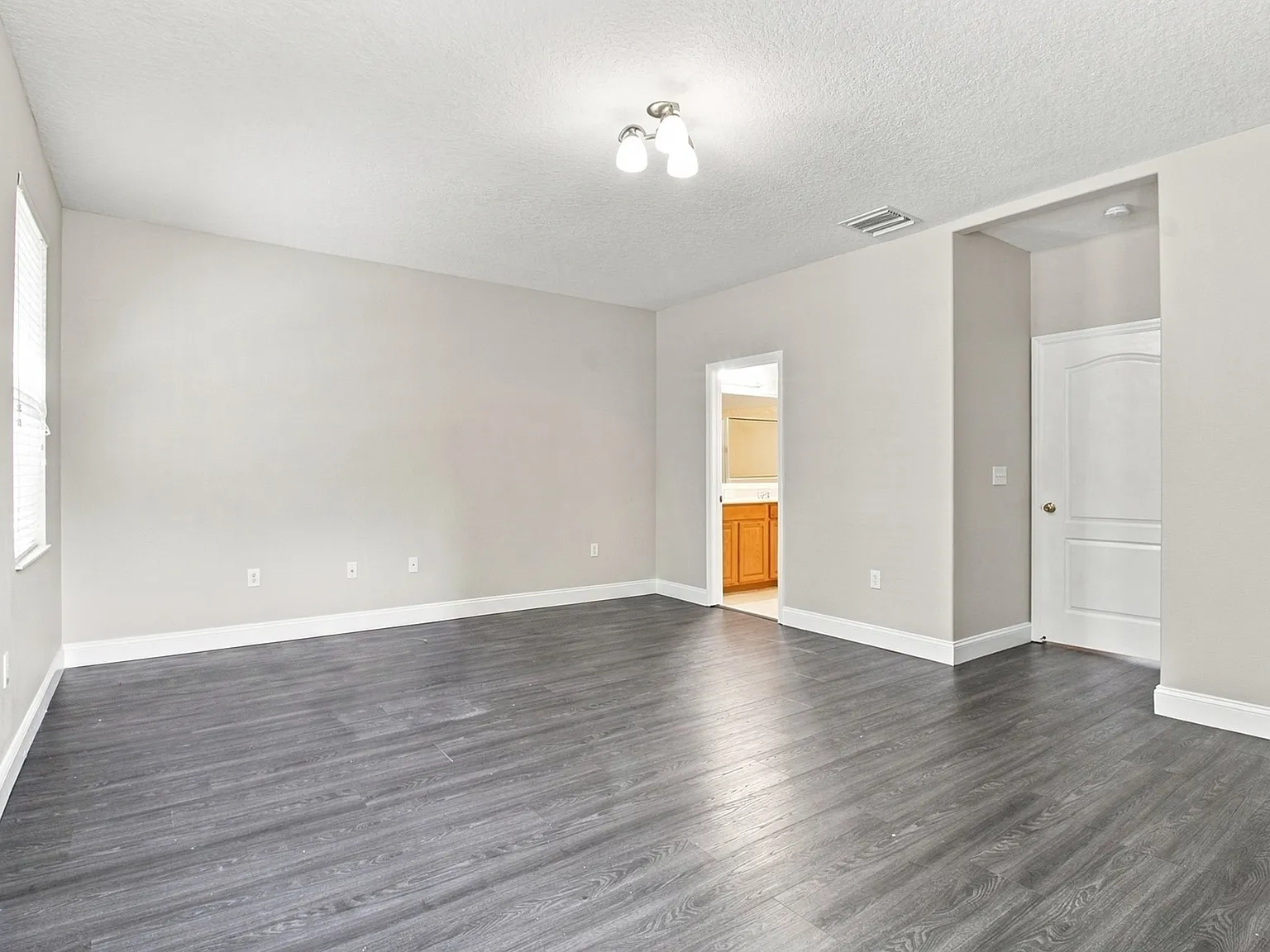 3 bed, 1832 sqft, $2,300 — Photo 4