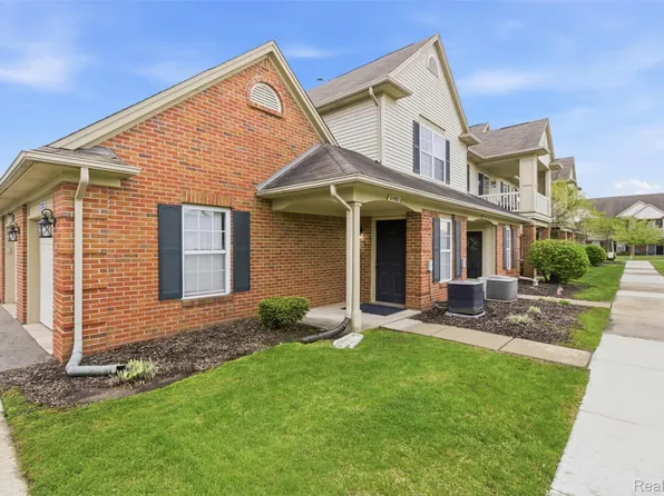 21582 Majestic Dr, Brownstown, MI 48183