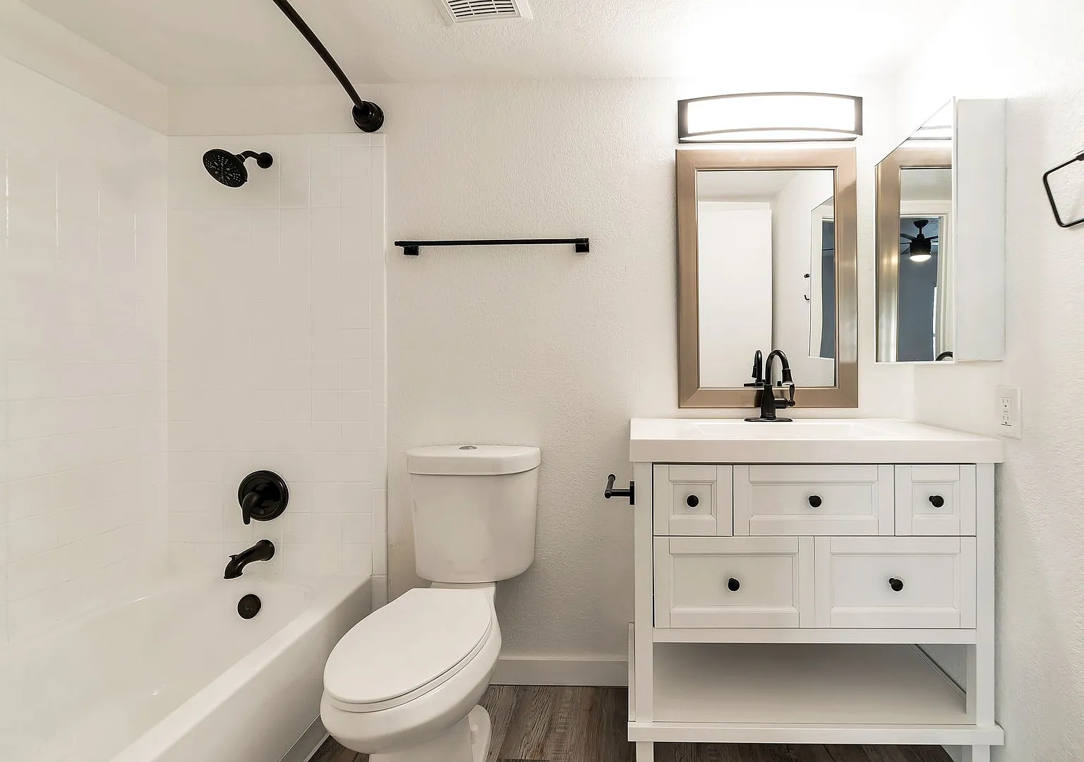 2725 E. Beck Lane — Photo 3