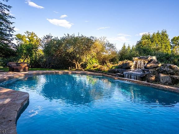 2nd image of 25 Carriage Way