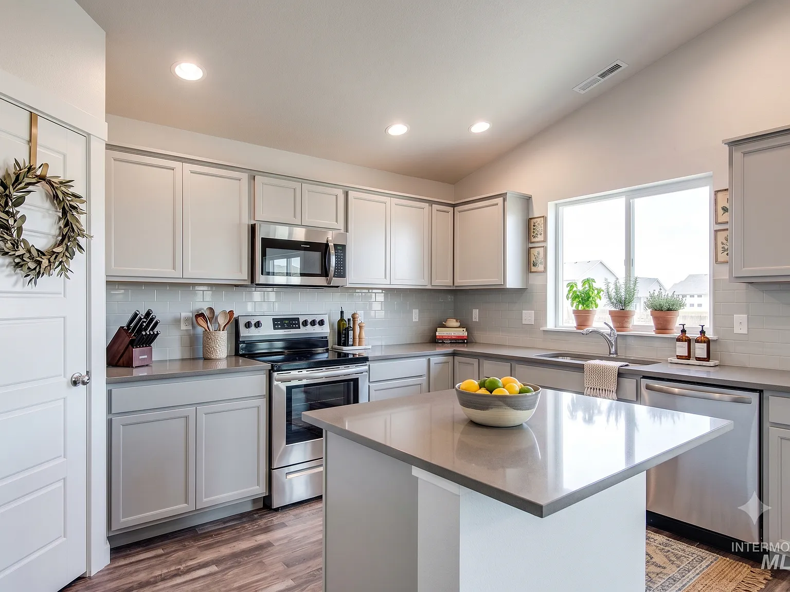 4 bed, 2025 sqft, $2,745 — Photo 2