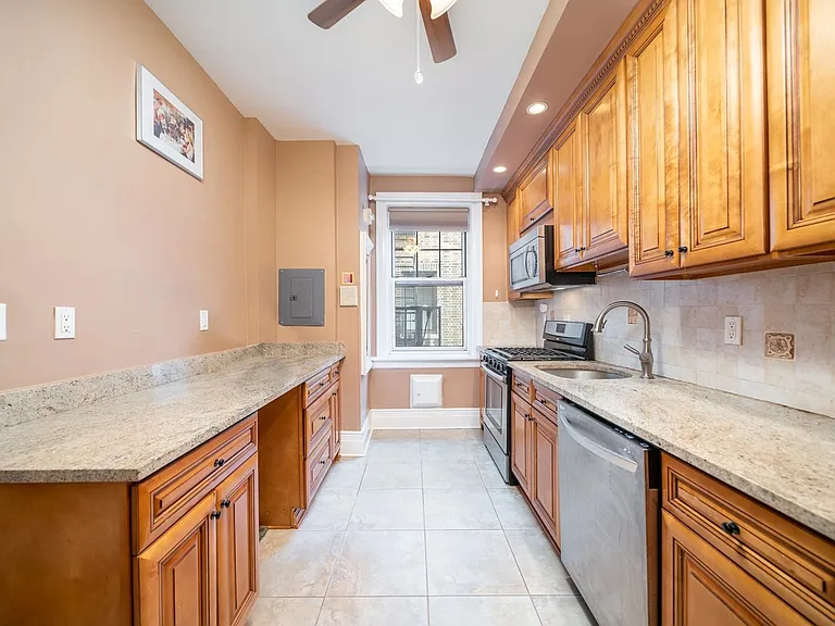 1000 Hudson St #406 — Photo 8