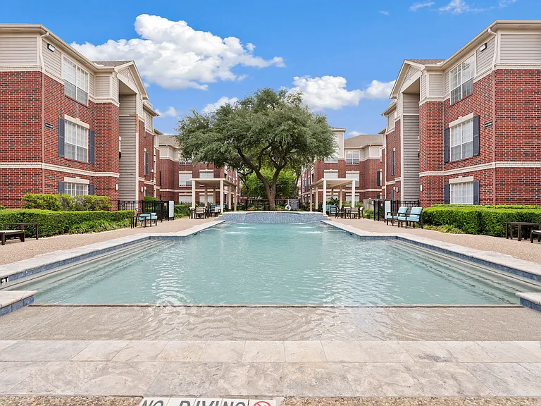 Gables Cityscape — Photo 11