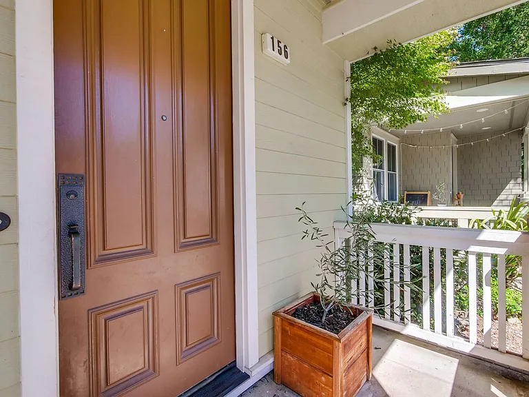 156 Linfield Dr — Photo 3