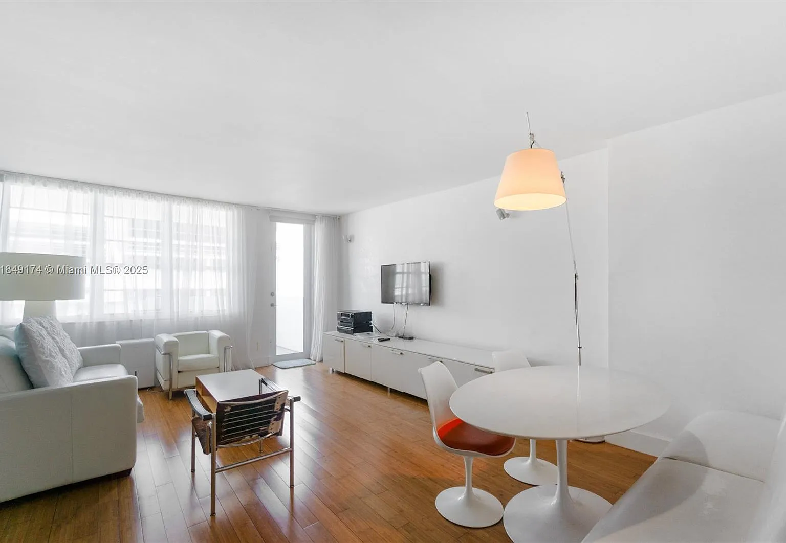 The Decoplage Condo — Photo 2