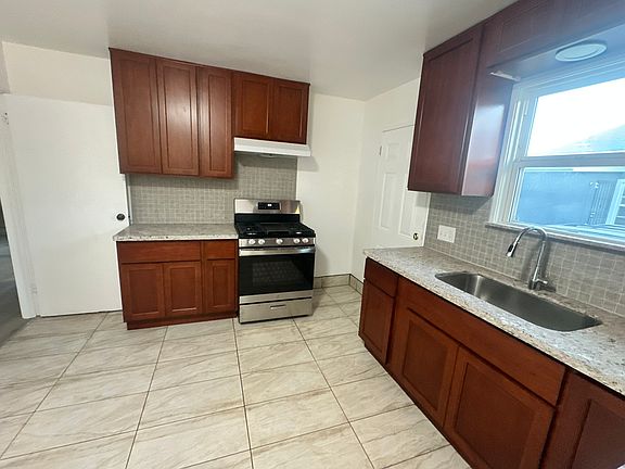 4th image of 1075 47th St #A