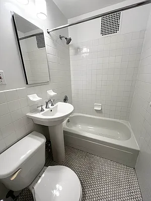 Rented by Salon Realty Corp | media 7