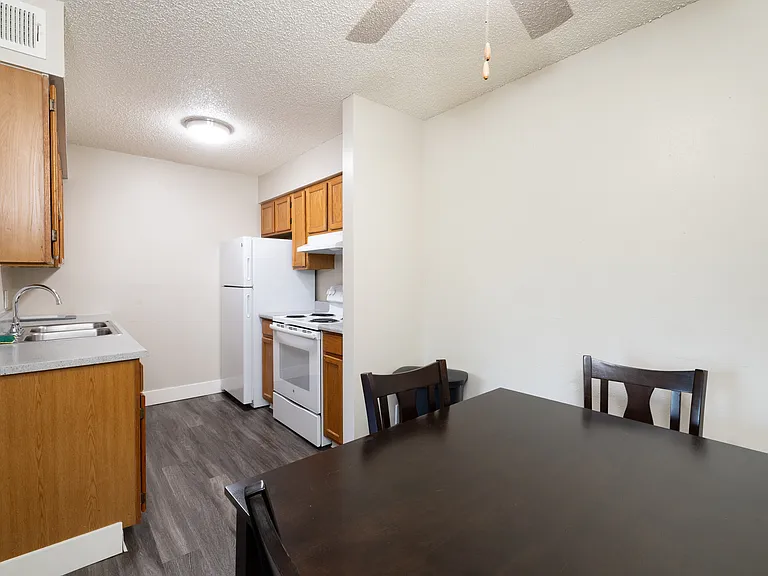 Glendale Apartments — Photo 7
