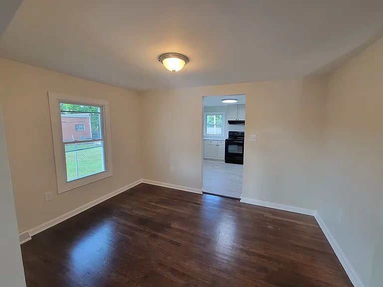 123 Leonard Ave — Photo 4
