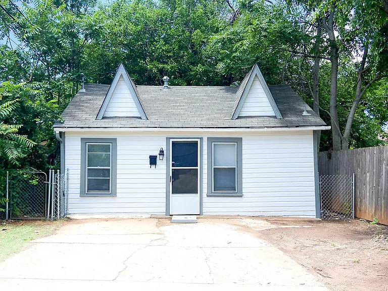 2415 N Linn Ave — Photo 2