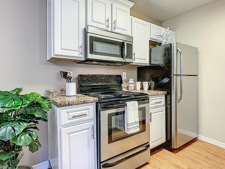 Your newly renovated kitchen in the Deluxe Chateau floor plan features upgraded white cabinetry and modern stainless steel appliances.