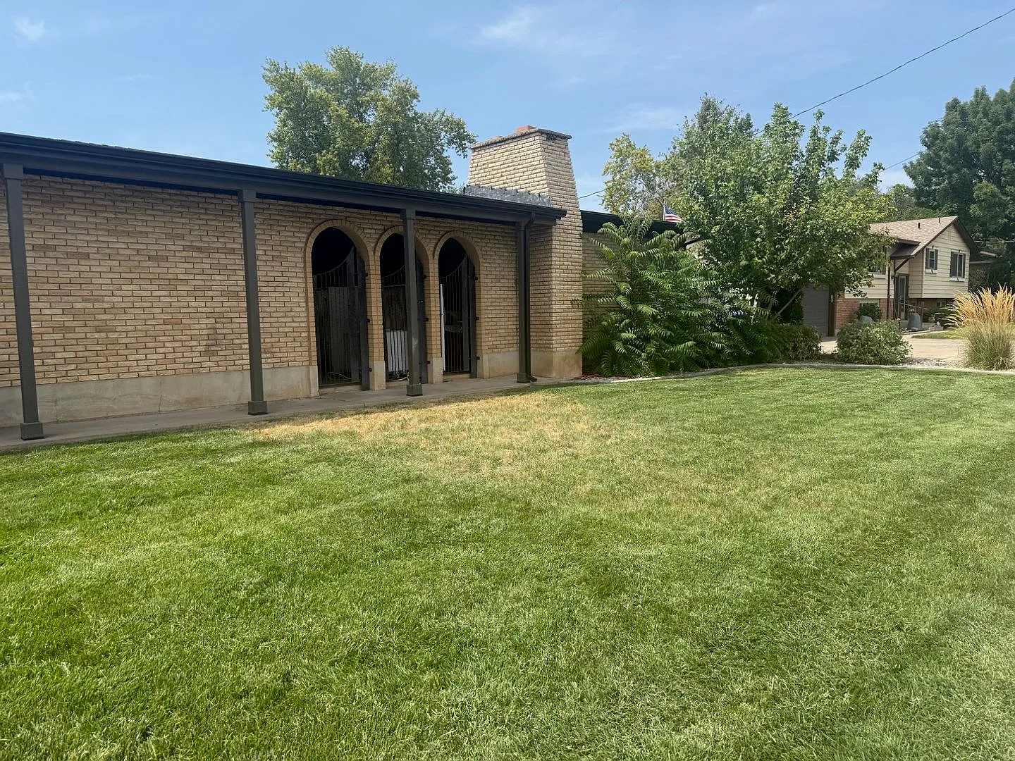 Beautifully remodeled with granite countertops, 2 car garage, 2nd kitchen — Photo 4