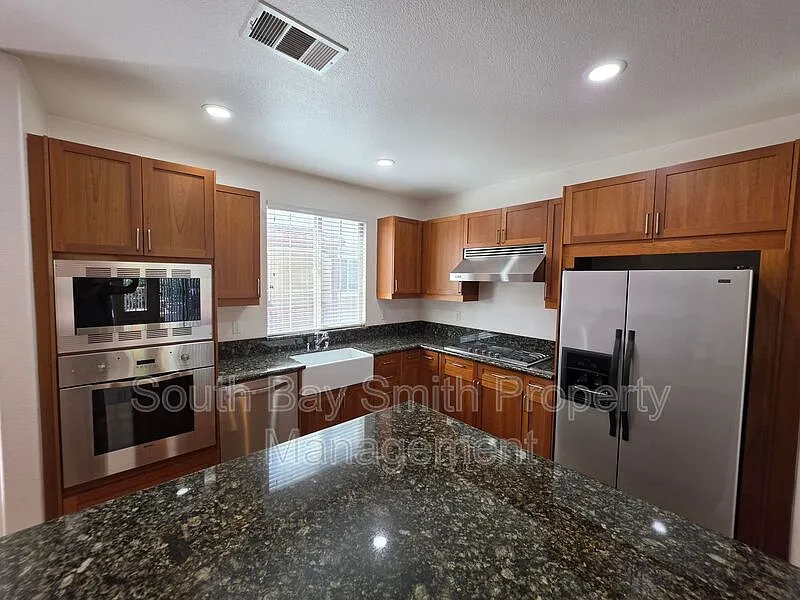 2 bed, 2.5 bath, 1370 sqft, $5,300 — Photo 2