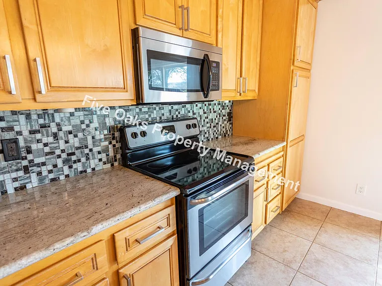 2815 Stanford Ln — Photo 11