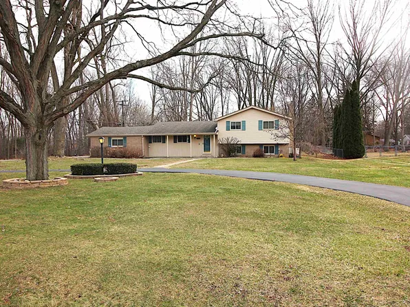 494 Lesdale Dr, Troy, MI 48085