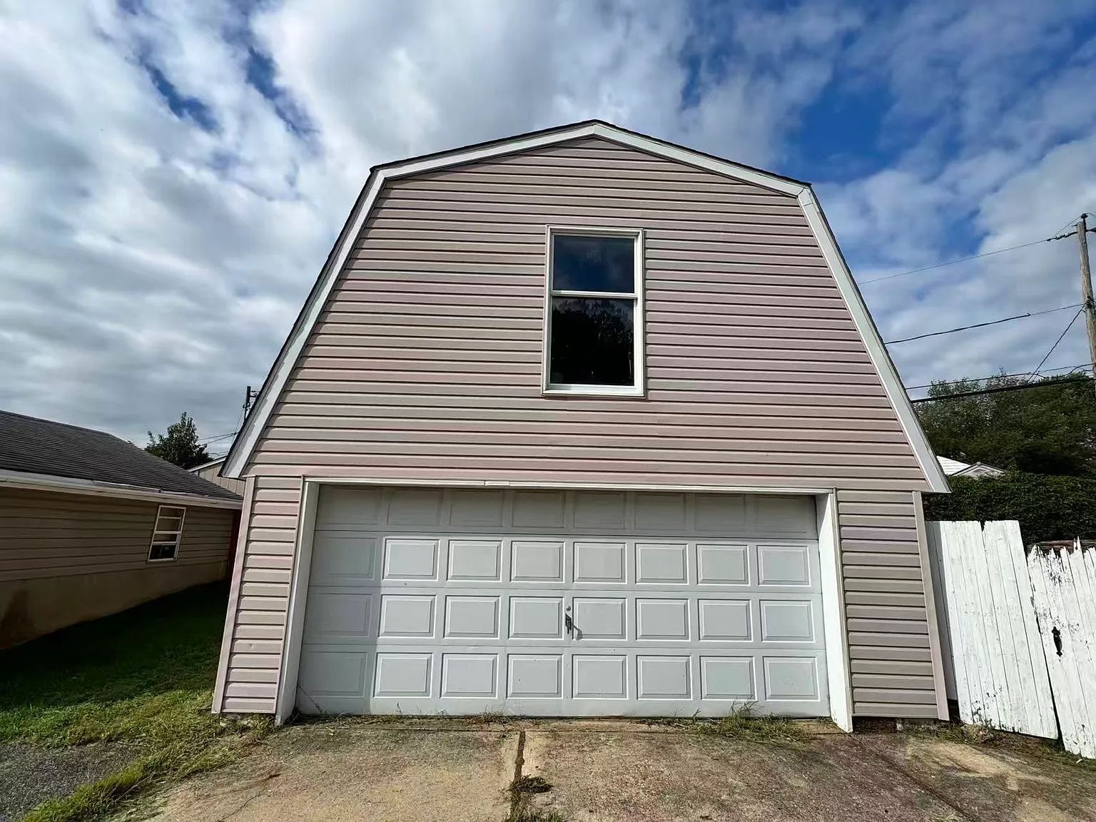 5 bed, 2350 sqft, $2,700 — Photo 2