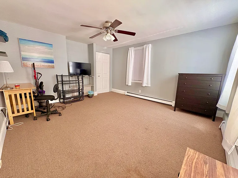 285 Roxbury St — Photo 6