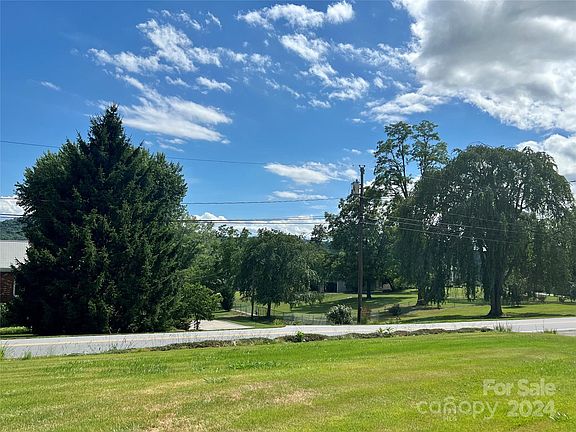 3rd image of 301 Whispering Hills Dr