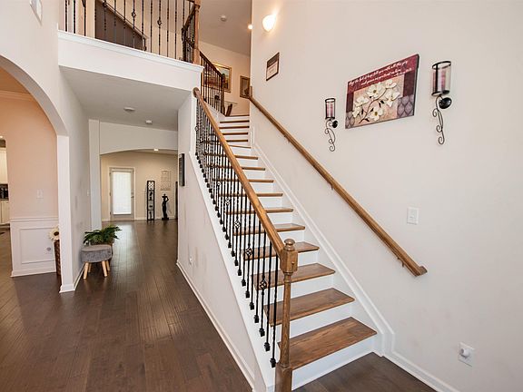 3rd image of 125 Amberley Ct
