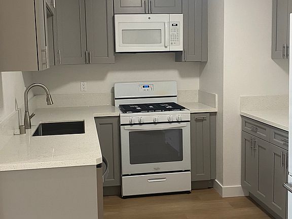 4th image of 633 S Barrington Ave #2B-2Ba-1500Sqft