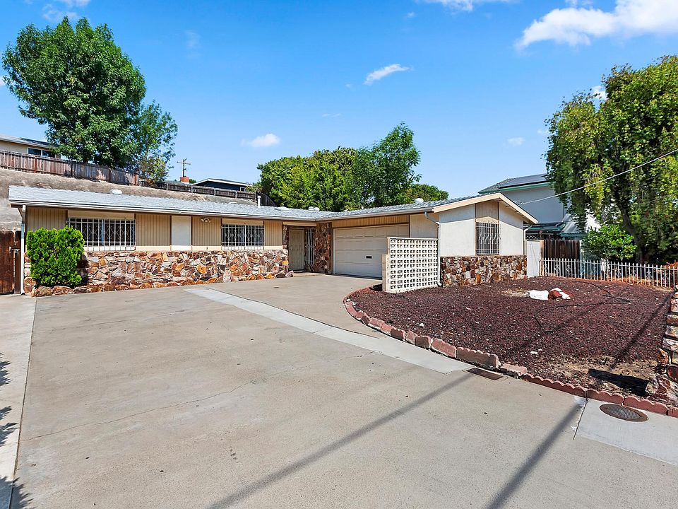 Front of house with extra large 2-car garage and ample driveway space